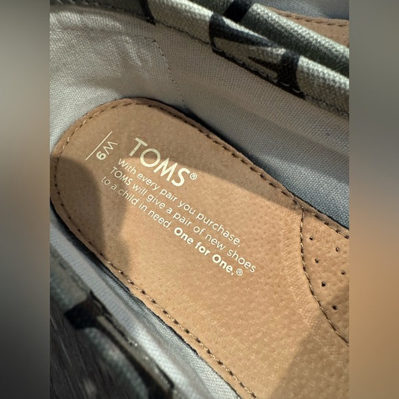 New in box - TOMS Love Black and White sneakers - Picture 8 of 10